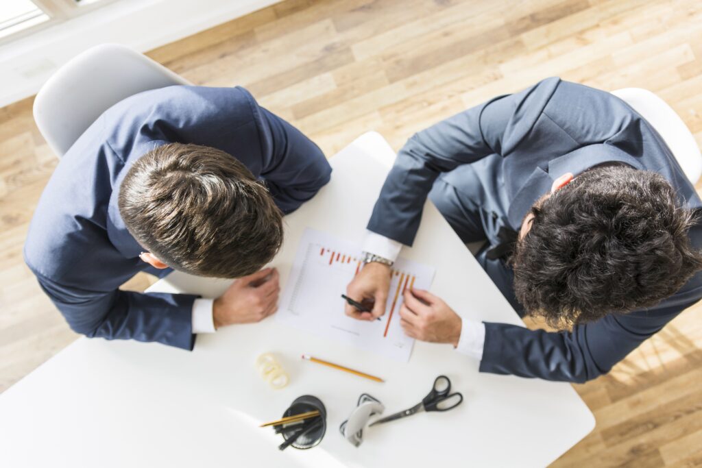 Equipo legal analizando trámites de extranjería - Sires Consulting Badalona