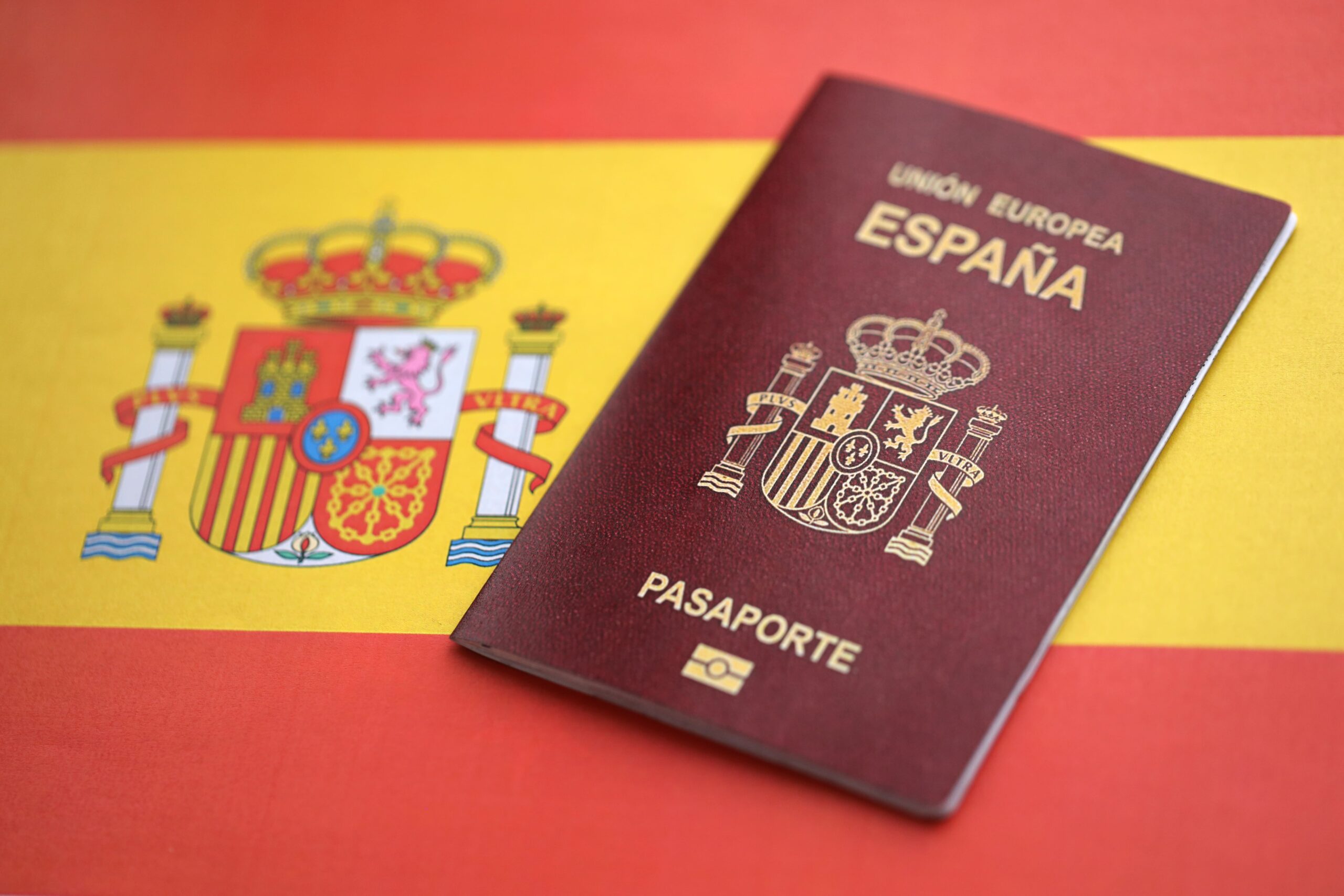 Pasaporte español y bandera - Tramitar nacionalidad en Badalona con Sires Consulting