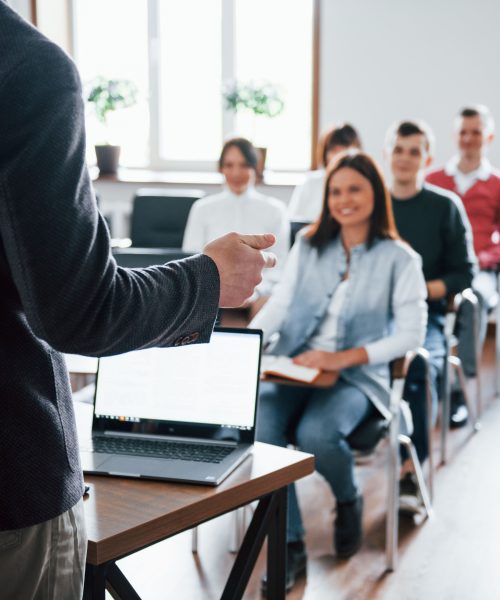Sesión informativa sobre nacionalidad y permisos en Sires Consulting - Badalona
